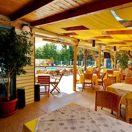 Bora Bora Szálloda Napospart